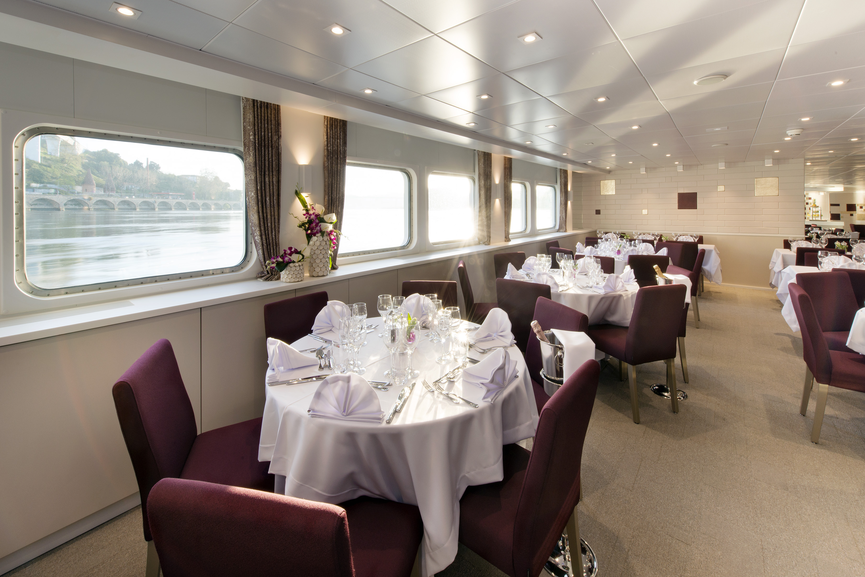 CroisiEurope MS Miguel Torga Restaurant 3.jpg